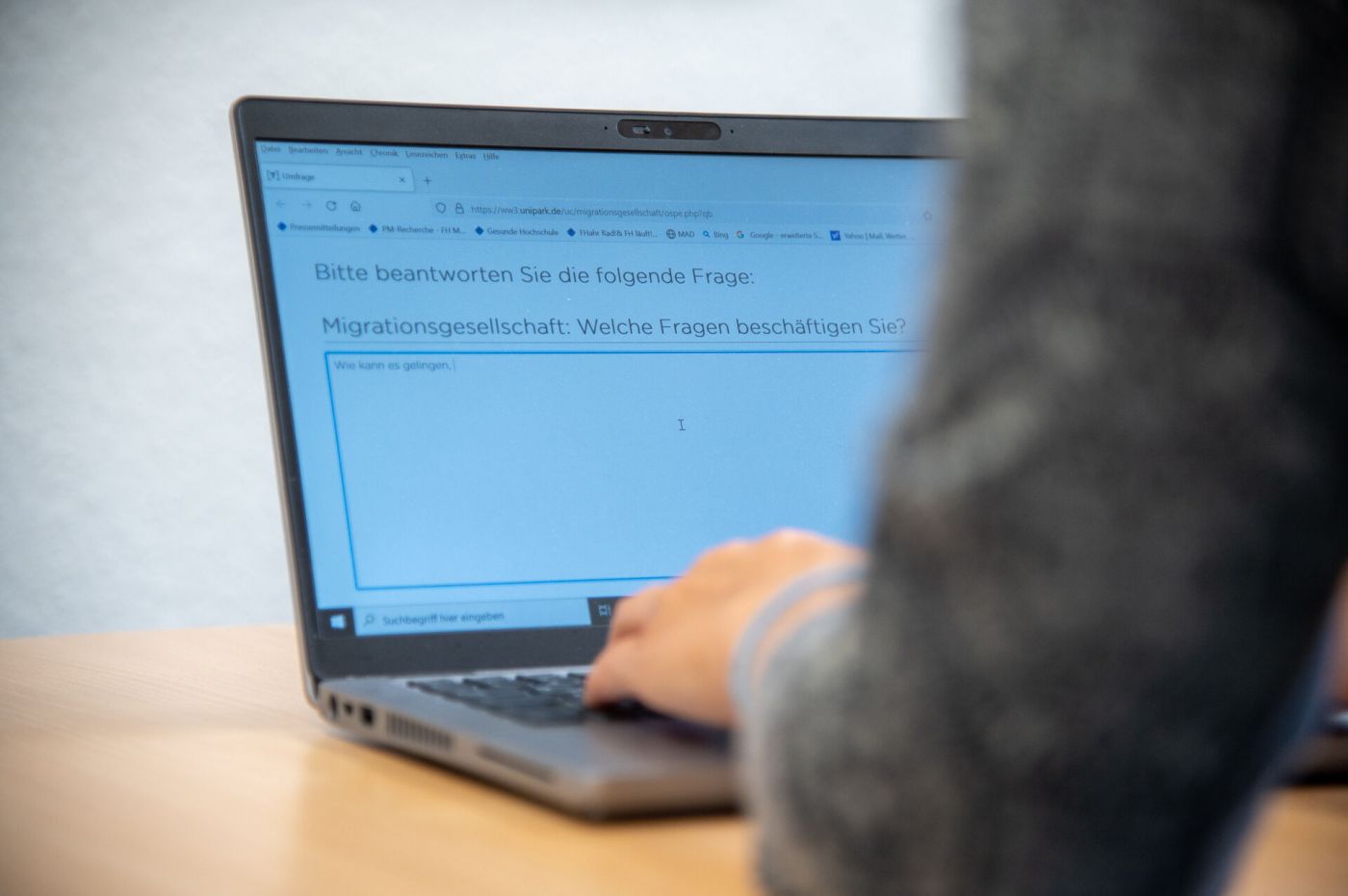 Eine Person beantwortet eine Umfarge am Laptop. (Foto: FH Münster/Stefanie Gosejohann)