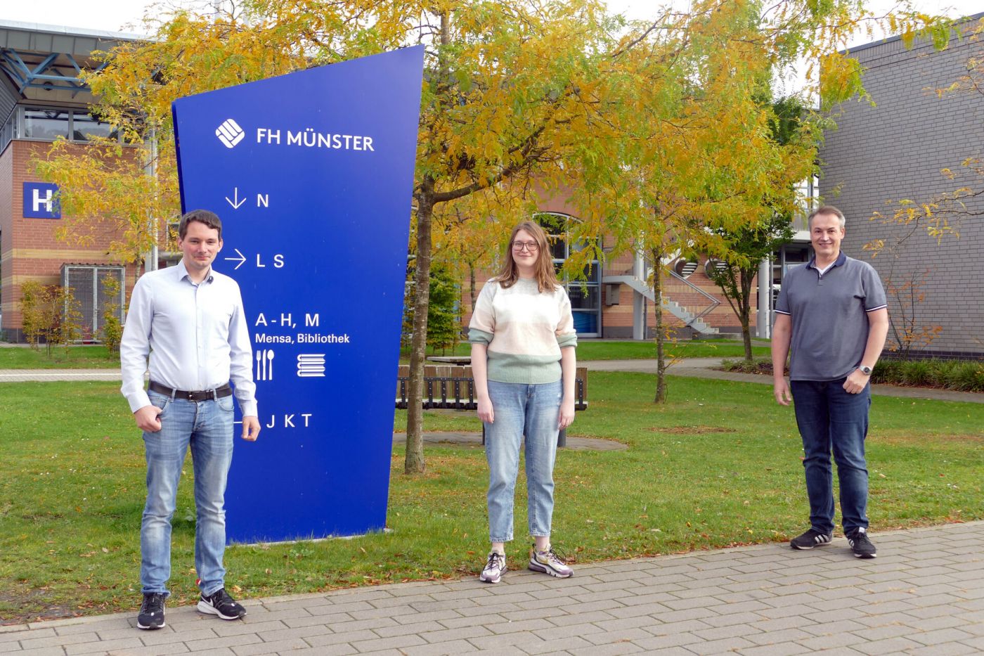 Dr. Daniel Hölker, Lisa Maria Paul und Prof. Dr. Jürgen te Vrugt stehen nebeneinander auf dem Campus Steinfurt. (Foto: FH Münster/Jana Schiller)