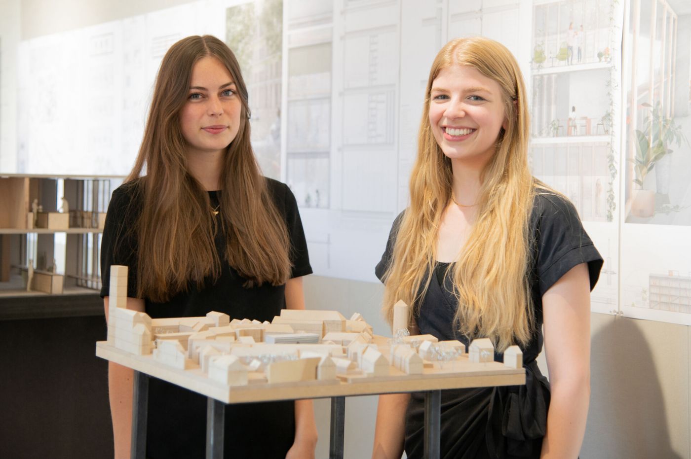 Lea Maatmann und Antonia Dreisewerd mit ihrem Modell (Foto: Pressestelle/Anne Holtkötter)