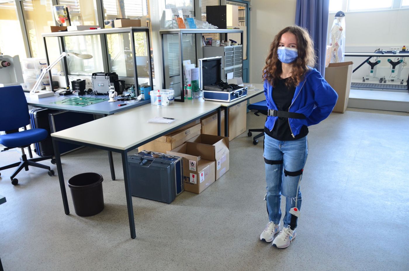 Ein Mädchen ist mit Sensoren verkabelt, die die Druckbelastung an ihren Füßen messen. (Foto: FH Münster/Frederik Tebbe)