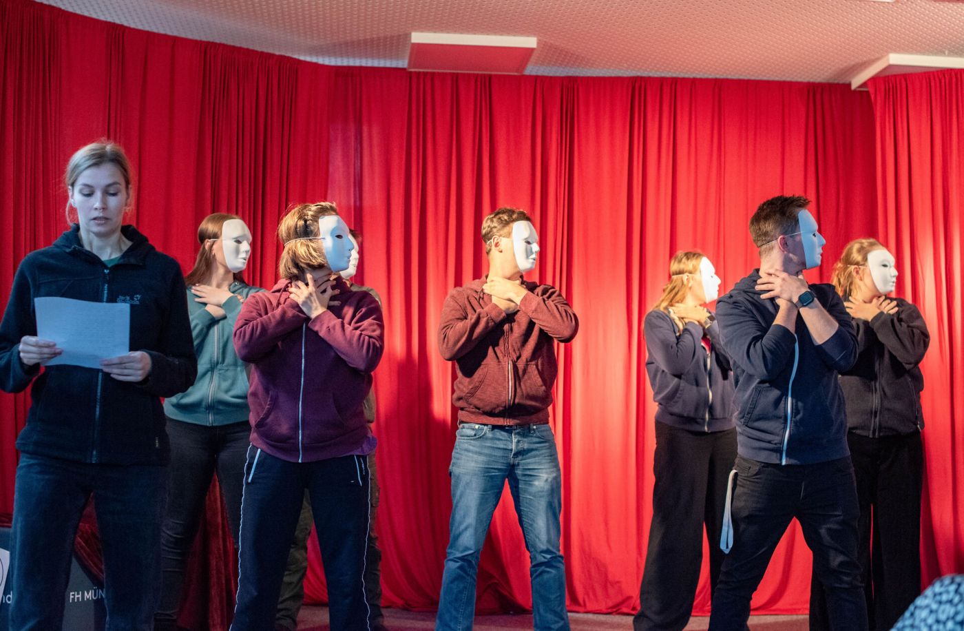 Studierende der FH Münster proben ein Theaterstück. (Foto: FH Münster/Michelle Liedtke)