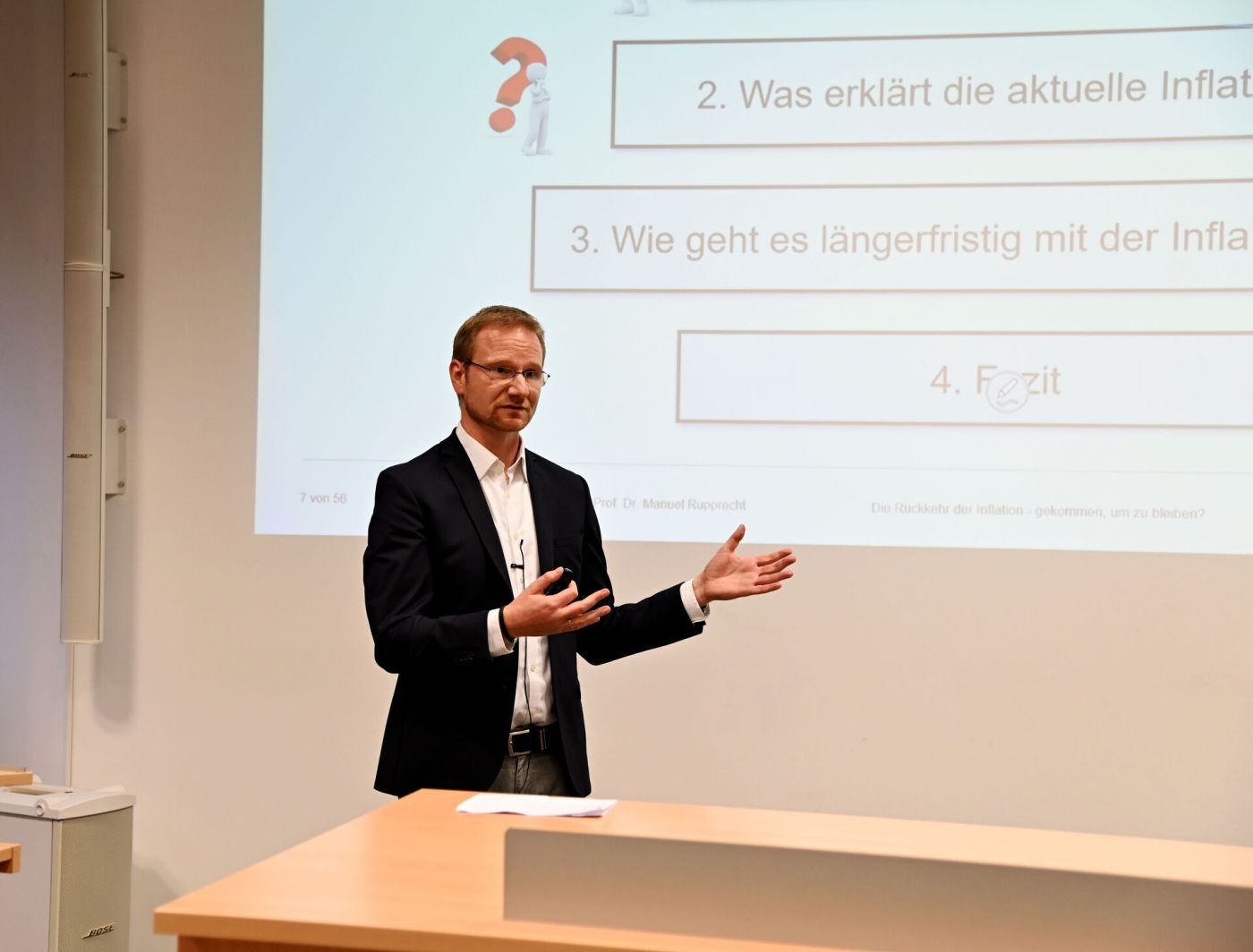 Ein Professor hält eine Vorlesung in einem Hörsaal. (Foto: FH Münster/Janine Martschinske)