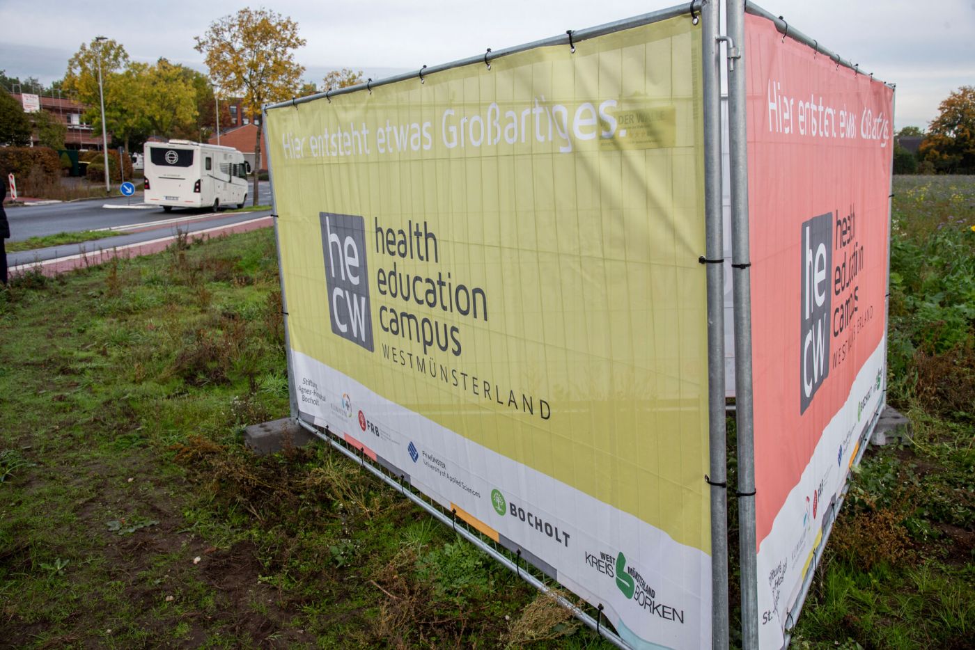 Werbebanner mit der Aufschrift "Hier entsteht etwas Großartiges: health education campus Westmünsterland" 