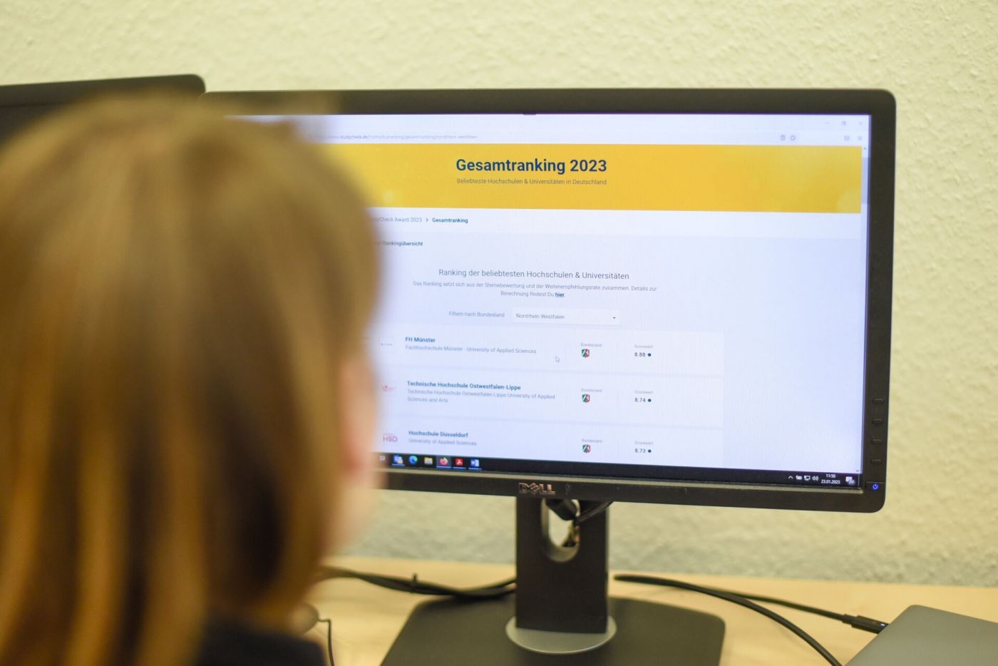 Eine Person schaut auf einen Computerbildschirm, auf dem das Ranking des StudyCheck Awards 2023 gezeigt wird. (Foto: FH Münster/Stefanie Gosejohann)