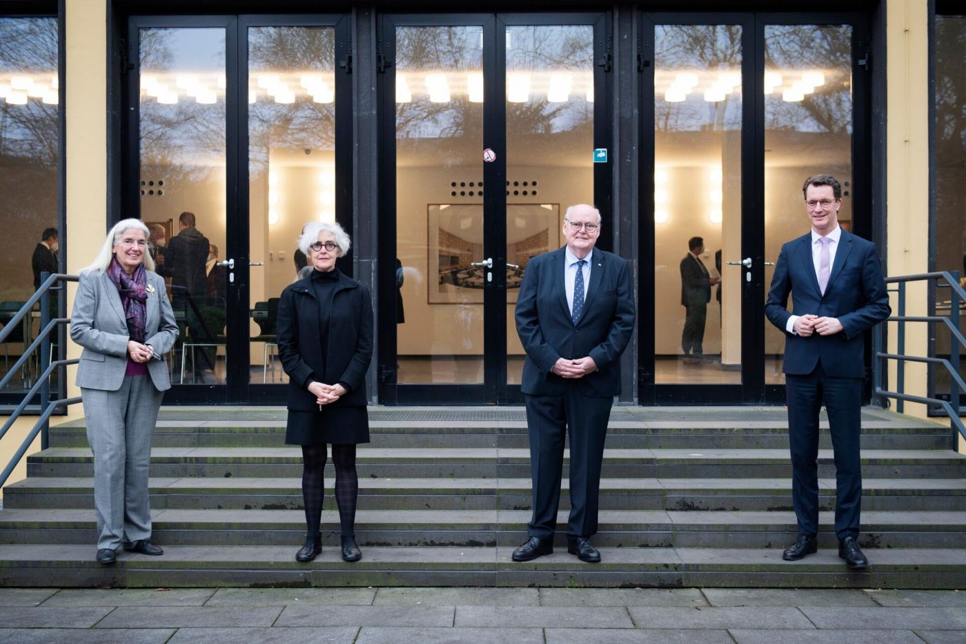 Vier Menschen stehen nebeneinander auf einer Treppe und schauen in die Kamera. (Foto: Bettina Engel-Albustin - AWK NRW)