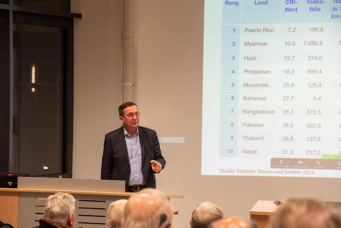 Ein Mann hält im Hörsaal der FH Münster eine Präsentation. (Foto: FH Münster/Michelle Liedtke)