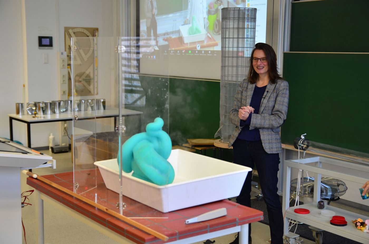 Prof. Dr. Isabelle Franzen-Reuter verblüffte mit Chemie-Tricks – und ließ zum Beispiel die „Elefantenzahnpasta“ entstehen.  (Foto: FH Münster/Frederik Tebbe)