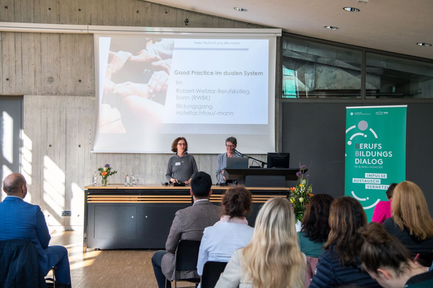 Personen auf einer Konferenz (Foto: FH Münster/Michelle Liedtke)