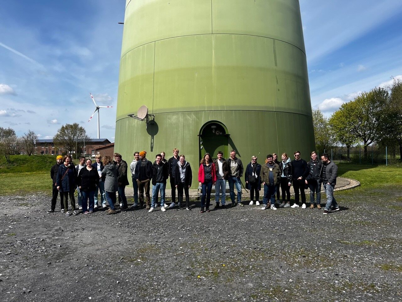 Das Foto zeigt die Projektverantwortlichen gemeinsam mit den Gästen aus Finnland im Bioenergiepark der Klimakommune Saerbeck. (Foto: FH Münster/ITB)