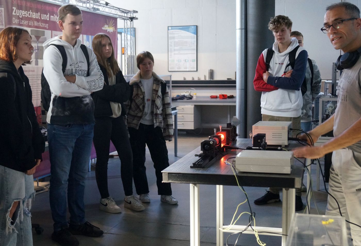 Schüler sehen sich ein wissenschaftliches Experiment an. (Foto: FH Münster/Theresa Gerks)