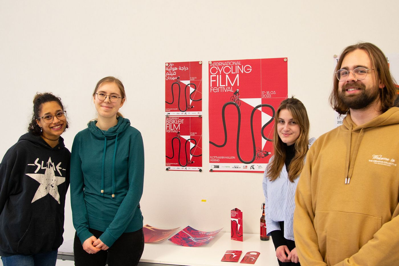 Michelle Donkiewicz, Nele Voß, Alicia Shala und Kevin Fehler vor Plakaten und Flyern ihrer Kampagne