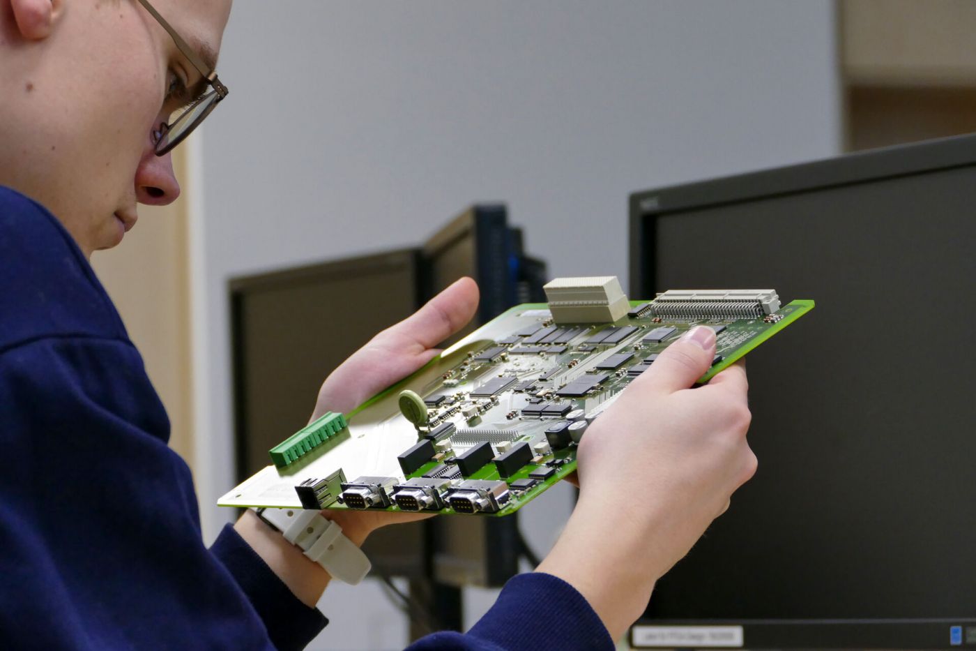 Eine Person hält ein CPU-Board in den Händen. (Foto: FH Münster/Jana Bade)