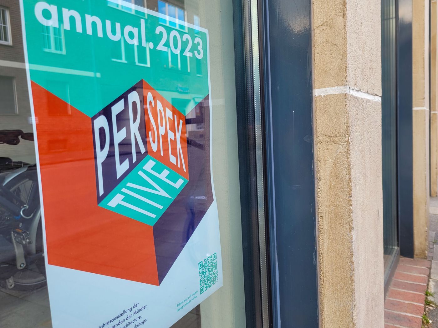 Plakat der Ausstellung annual.2023 in einem Schaufenster  (Foto: FH Münster/Katharina Kipp )
