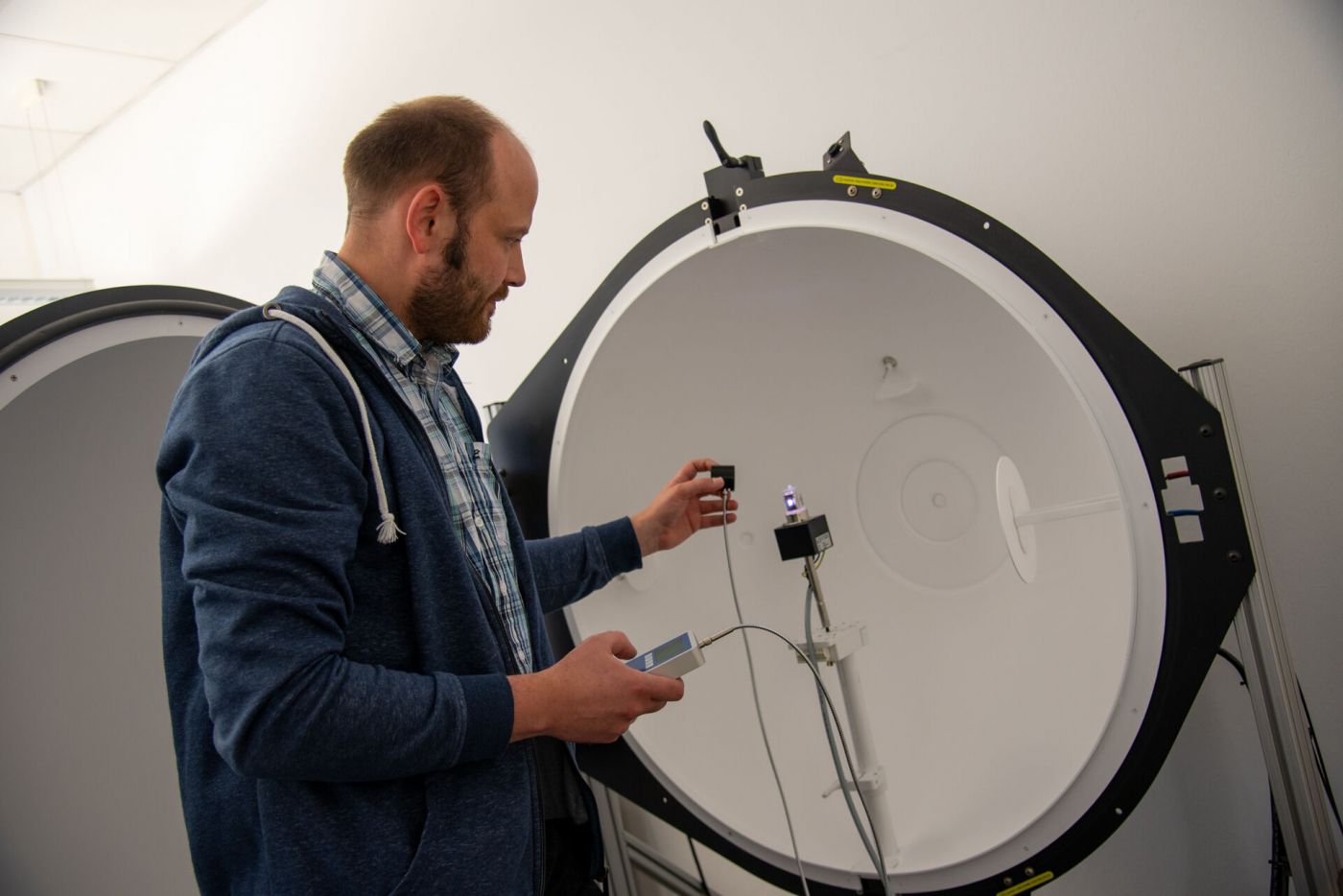 Dr. David Enseling untersucht die spektrale Verteilung von UV-Strahlungsquellen. (Foto: FH Münster/Katharina Kipp)