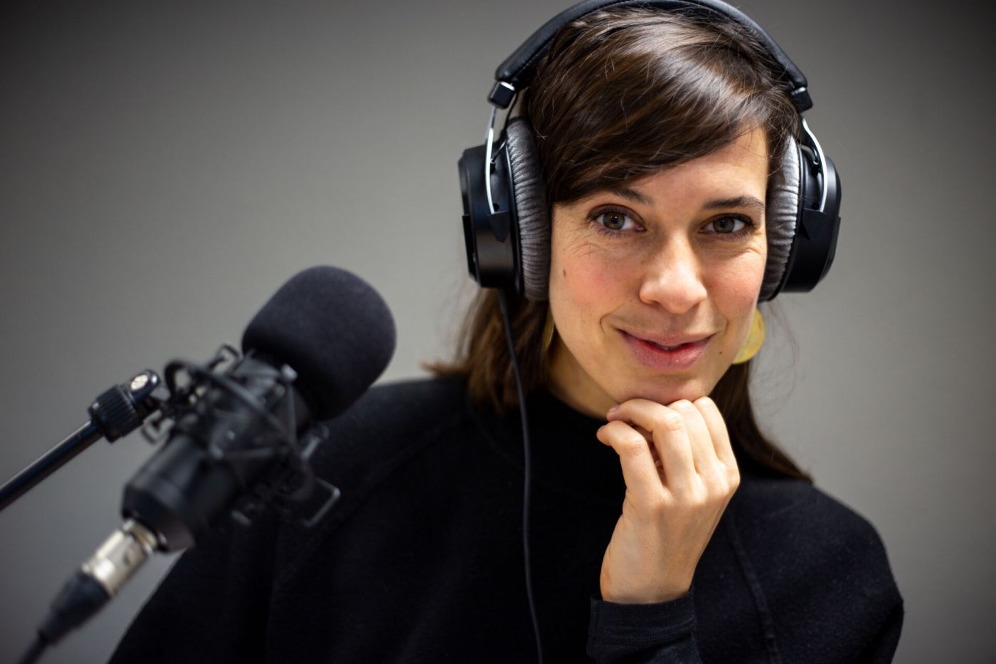 Eine Frau mit Kopfhörern vor einem Mikrofon. (Foto: Moritz Schäfer)