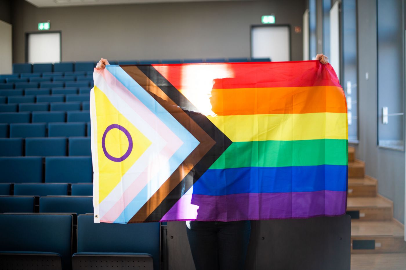 LSBTIQ-Fahne im Großen Hörsaal der Hüfferstiftung (Foto: Pressestelle/Anne Holtkötter)