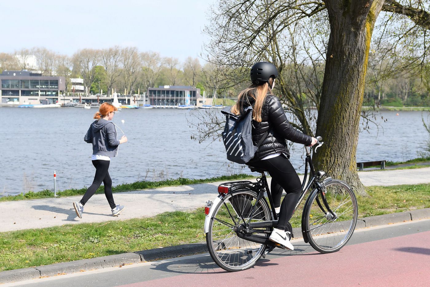 Radfahrerin und Läuferin vor dem Aasee (Foto: Stefanie Gosejohann)