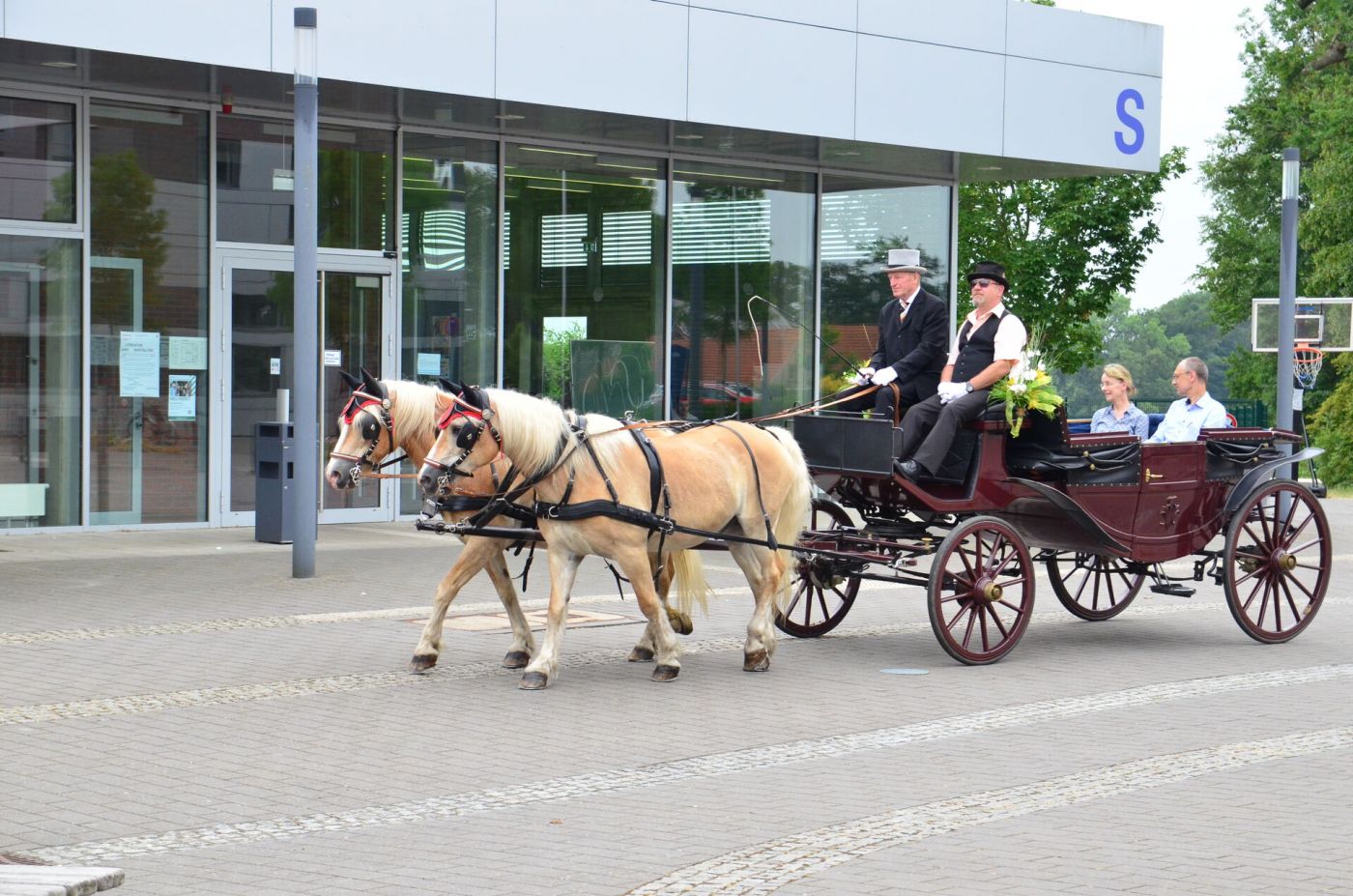 Eine Pferdekutsche fährt über den Campus. (Foto: FH Münster/Frederik Tebbe)