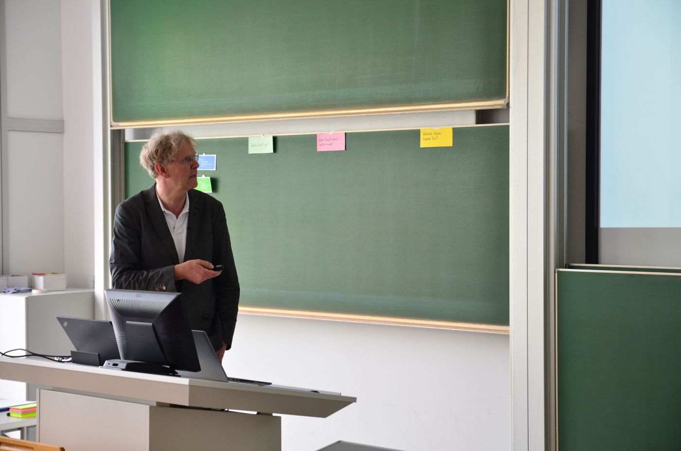 Ein Mann hält einen Vortrag. (Foto: FH Münster/Frederik Tebbe)