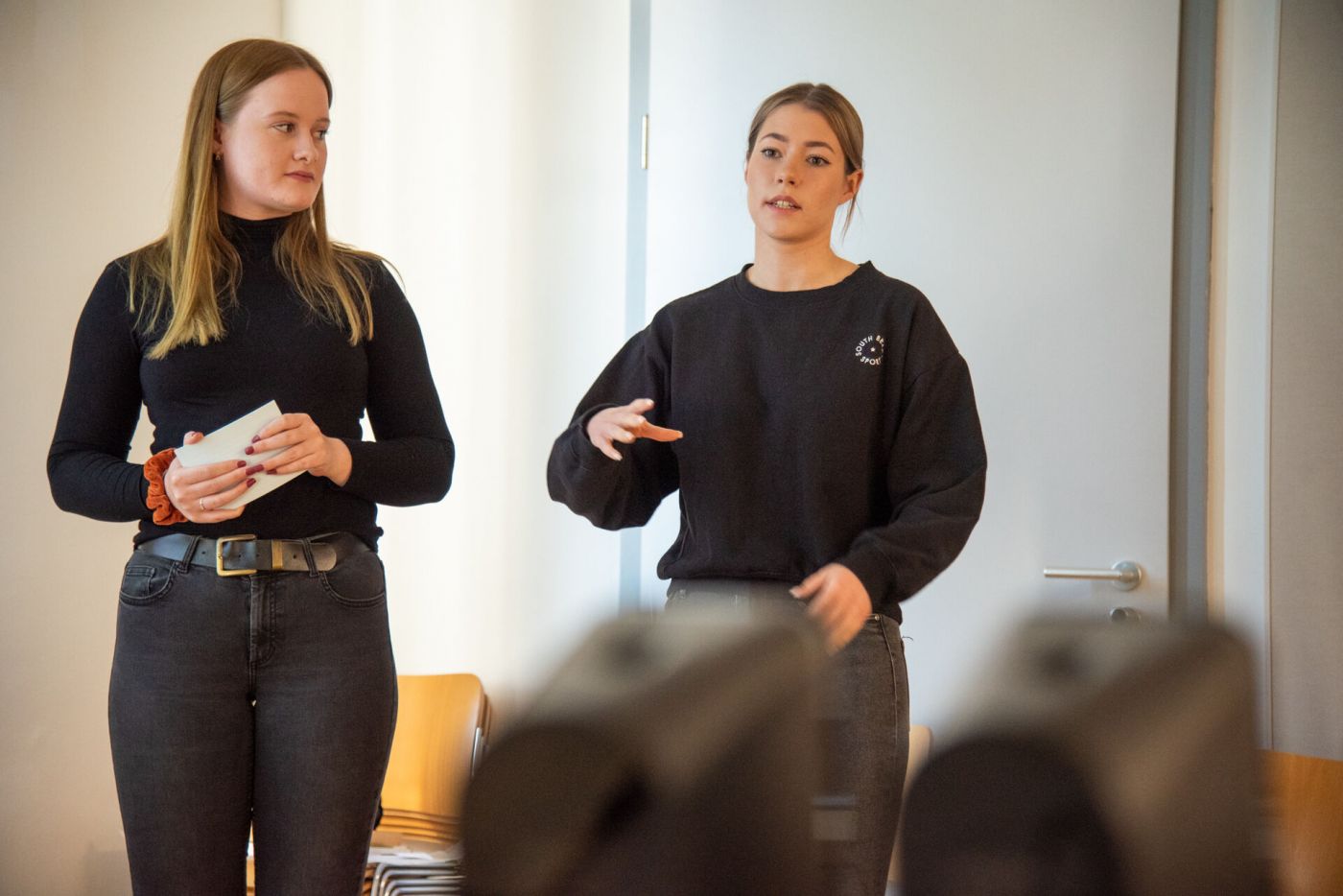 Zwei Studentinnen präsentieren ihre Ideen (Foto: FH Münster/Katharina Kipp )