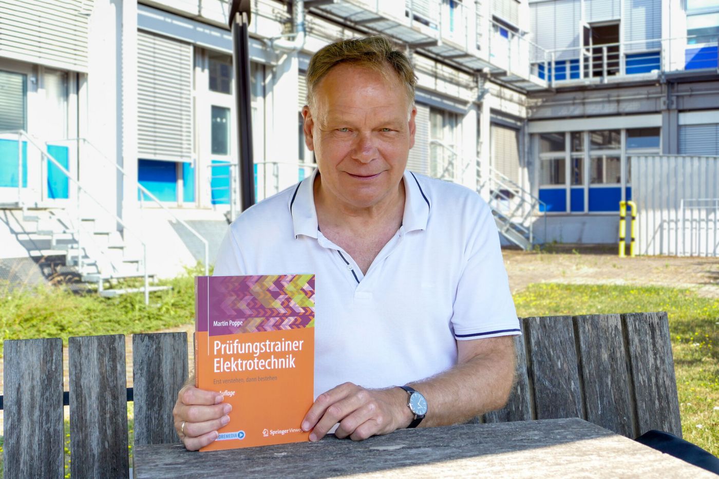 Ein Professor mit einem Fachbuch (Foto: FH Münster/Jana Bade)