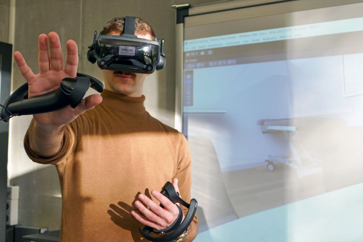 Eine Person trägt eine Virtual-Reality-Brille. 