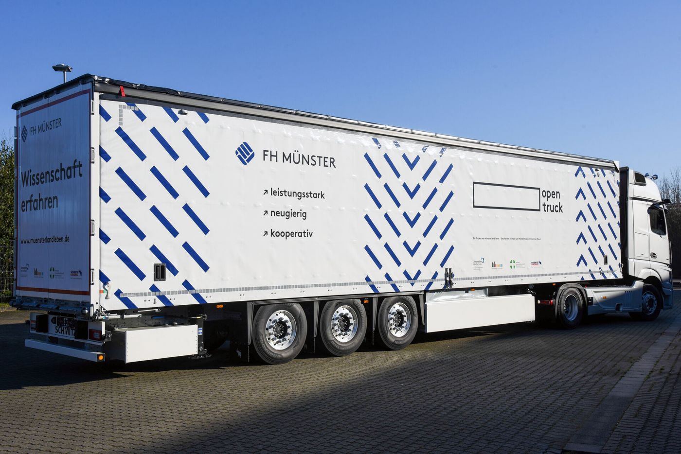 Ein im Corporate Design der FH Münster gestalteter LKW-Anhänger. (Foto: FH Münster/Michelle Liedtke)