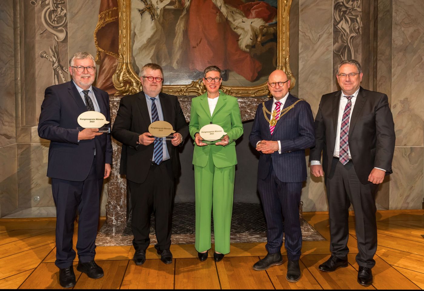 Preisträger*innen Kongresspreis Münster mit Oberbürgermeister und Sponsor (Foto: Foto: Münster Marketing, MünsterView)