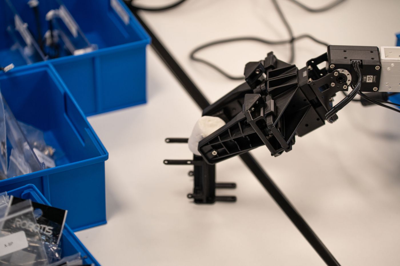 Schüler sitzen in einem Labor und bauen einen Roboterarm.  (Foto: FH Münster/Frederik Tebbe)