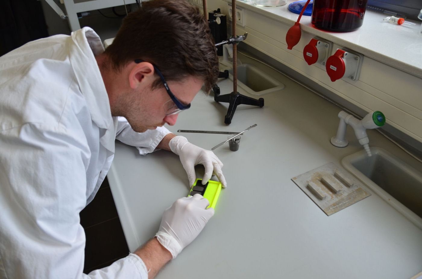 Ein Student arbeitet im Labor. (Foto: FH Münster/Frederik Tebbe)