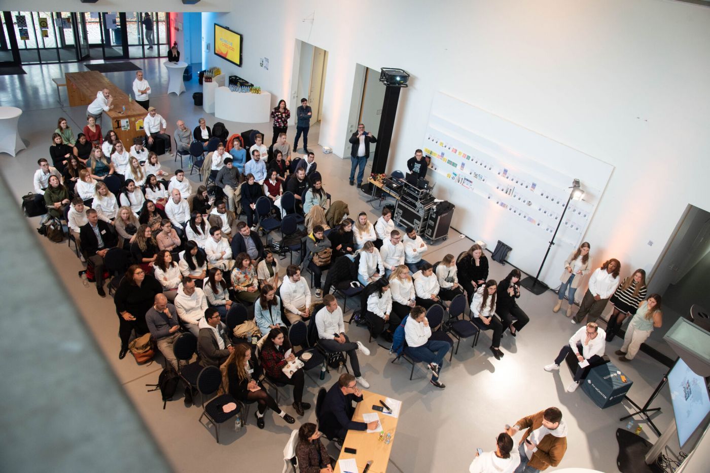 Viele Menschen sitzen in einem Raum  (Foto: FH Münster/Katharina Kipp )