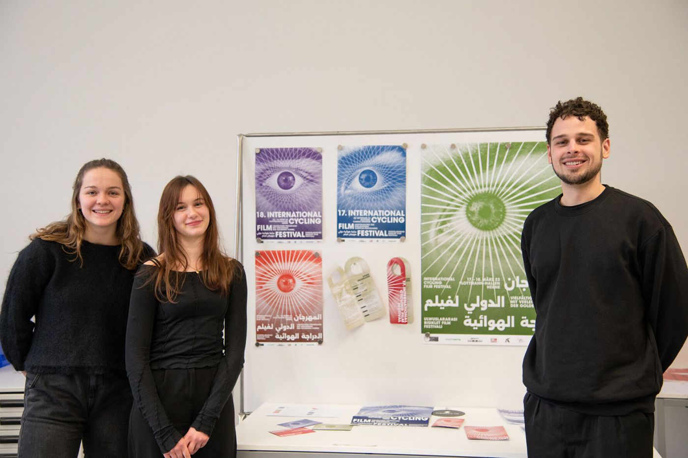 Caroline Krob, Marie Hansen und Tim Höltje vor Plakaten und Flyern ihrer Kampagne