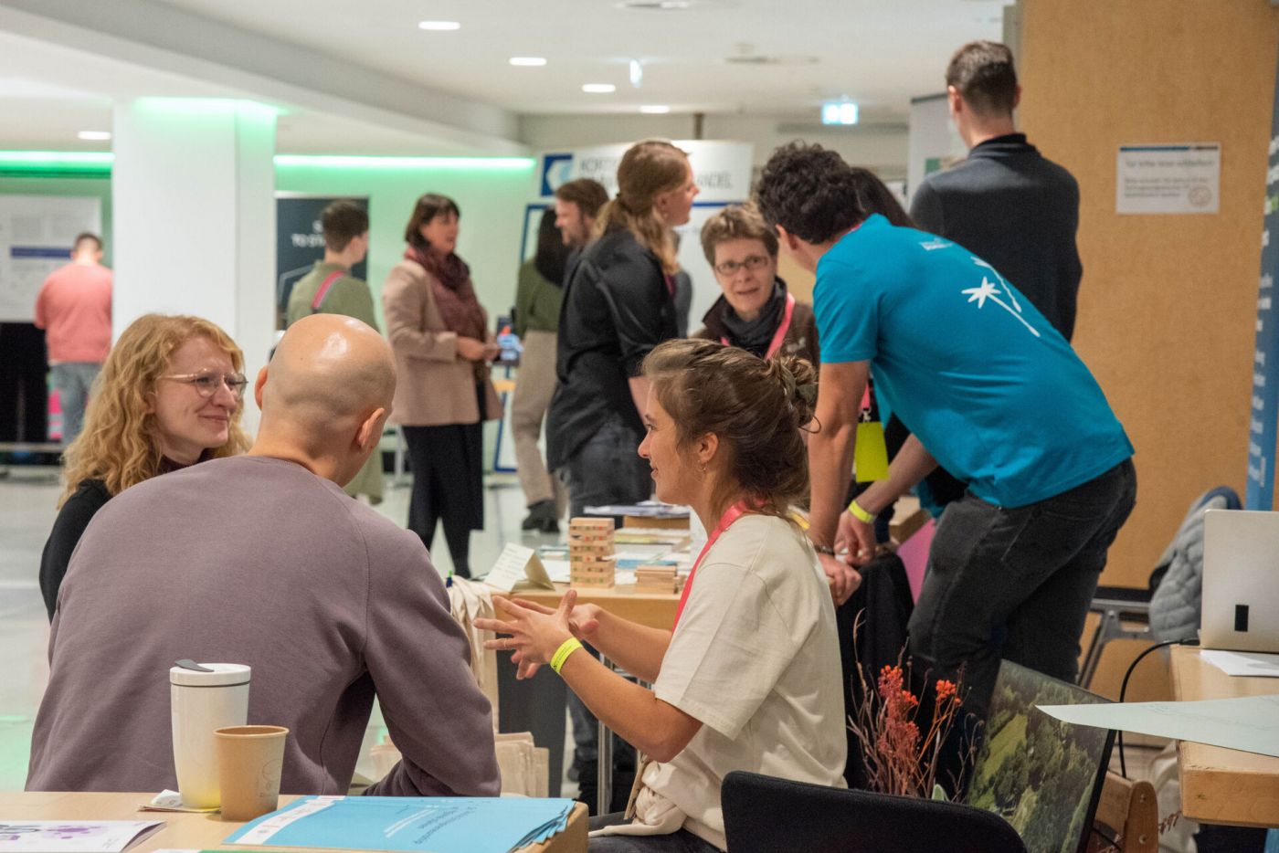 Personenen unterhalten sich miteinander auf dem SINN-Kongress - einer tagung zu ökologisch-sozialen Innovationen in der Halle Münsterland. (Foto: FH Münster/Michelle Liedtke)