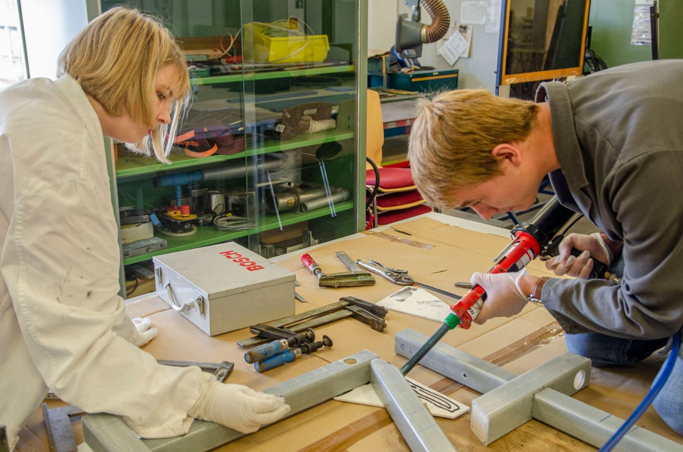 Eine Frau und ein Mann arbeiten in einer Werkstatt. (Foto: FH Münster/Frederik Tebbe)
