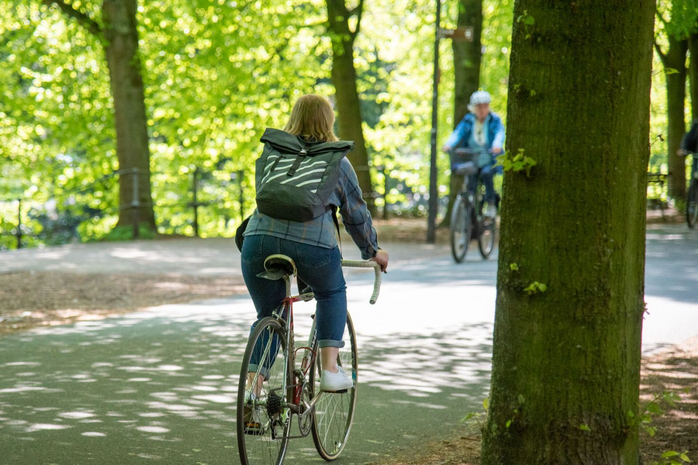 Eine Studentin fährt auf einem Fahrrad über die Promenade. (Foto: FH Münster/Michelle Liedtke)