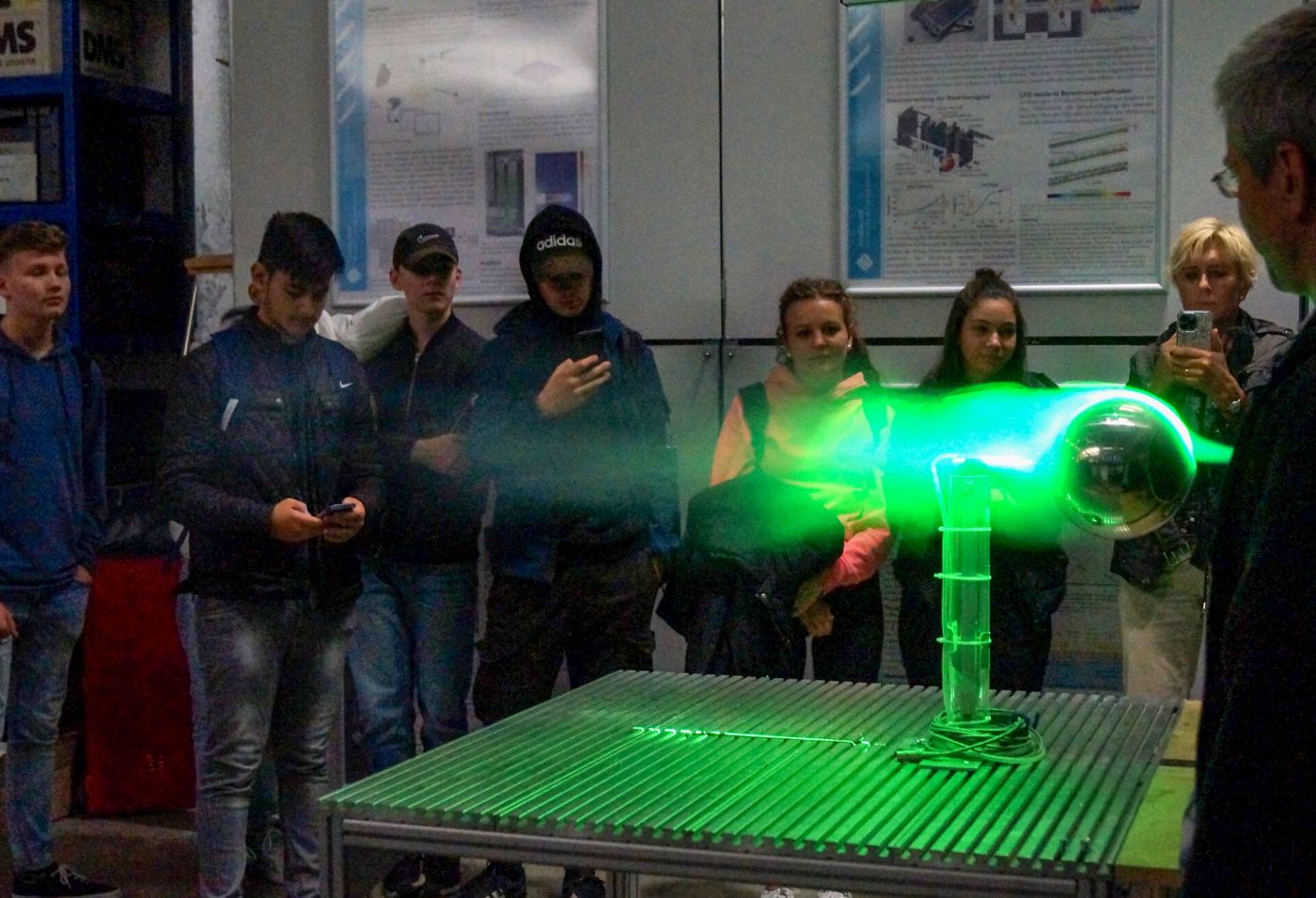 Im Labor für Strömungstechnik am Fachbereich Maschinenbau konnten die Schüler*innen der Gesamtschule Gronau dank Nebel und Laser selbst sehen, wie Luft Gegenstände, auf die sie trifft, umströmt. (Foto: FH Münster/Theresa Gerks)