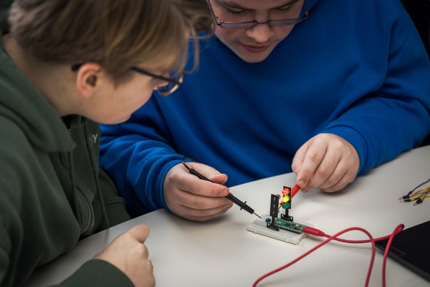 Schülerinnen und Schüler bauen und programmieren im Klassenzimmer kleine Ampeln aus Lichtdioden. (Foto: Christoph Bauer)