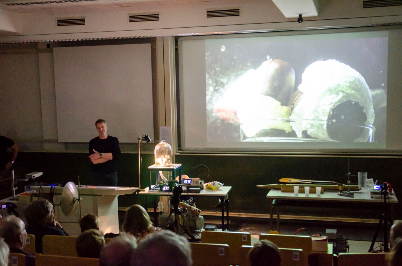 Ein Mann führt ein Experiment mit einem platzenden Schokokuss in einem Hörsaal durch. (Foto: FH Münster/Frederik Tebbe)