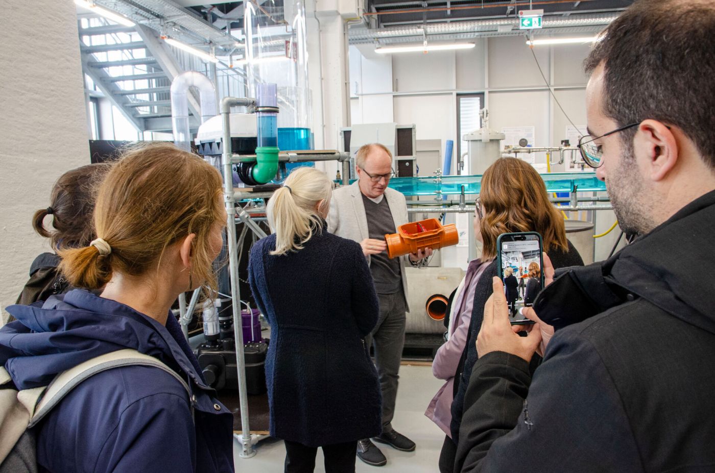Vier Frauen und zwei Männer besichtigen ein Labor. (Foto: FH Münster/Frederik Tebbe)