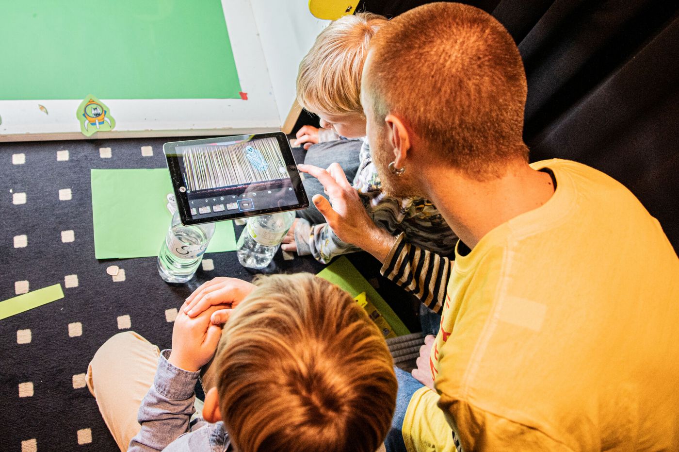 Trickfilmworkshop mit Kindern und Studierenden (Foto: Pressestelle/Anne Holtkötter)