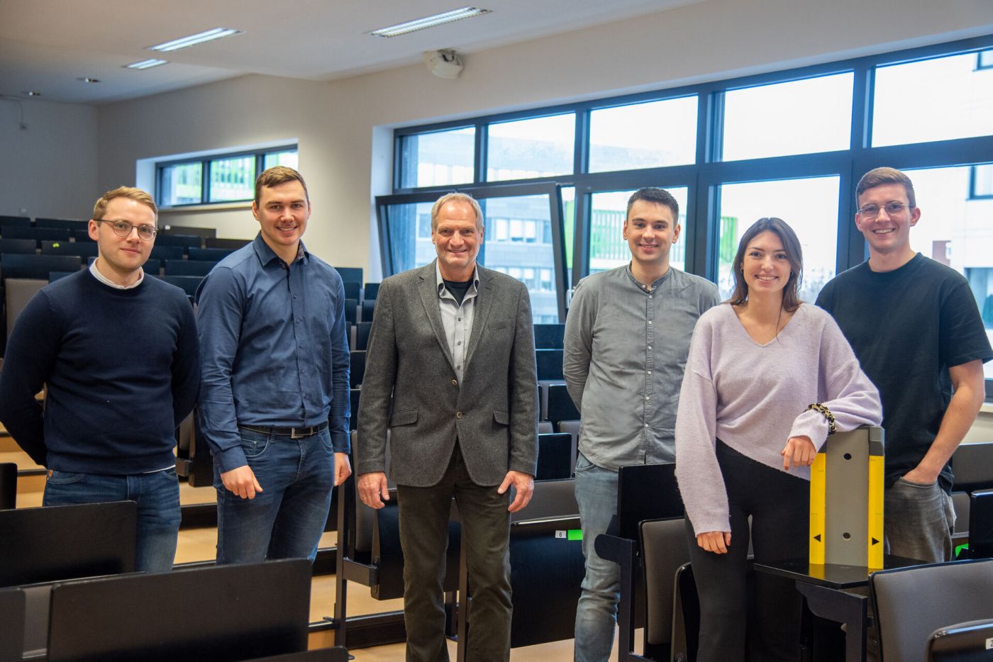 Ein gruppenbild mit Studierenden und einem Profesor der FH Münster, die bei einem Studierendenwettberwerb für Baukonstruktion den 1. und 2. Platz gemacht haben.  (Foto: FH Münster/Michelle Liedtke)