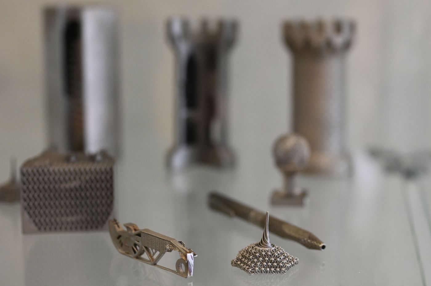 Verschiedene Bauteile aus dem 3D-Metalldrucker in einer Vitrine (Foto: Stefanie Gosejohann)