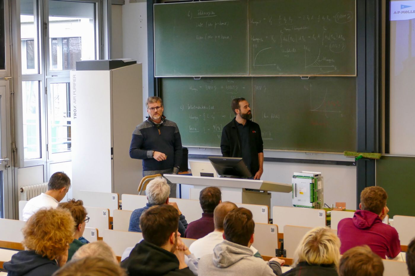 Zwei Personen halten einen Vortrag vor Publikum.  (Foto: FH Münster/Jana Bade)