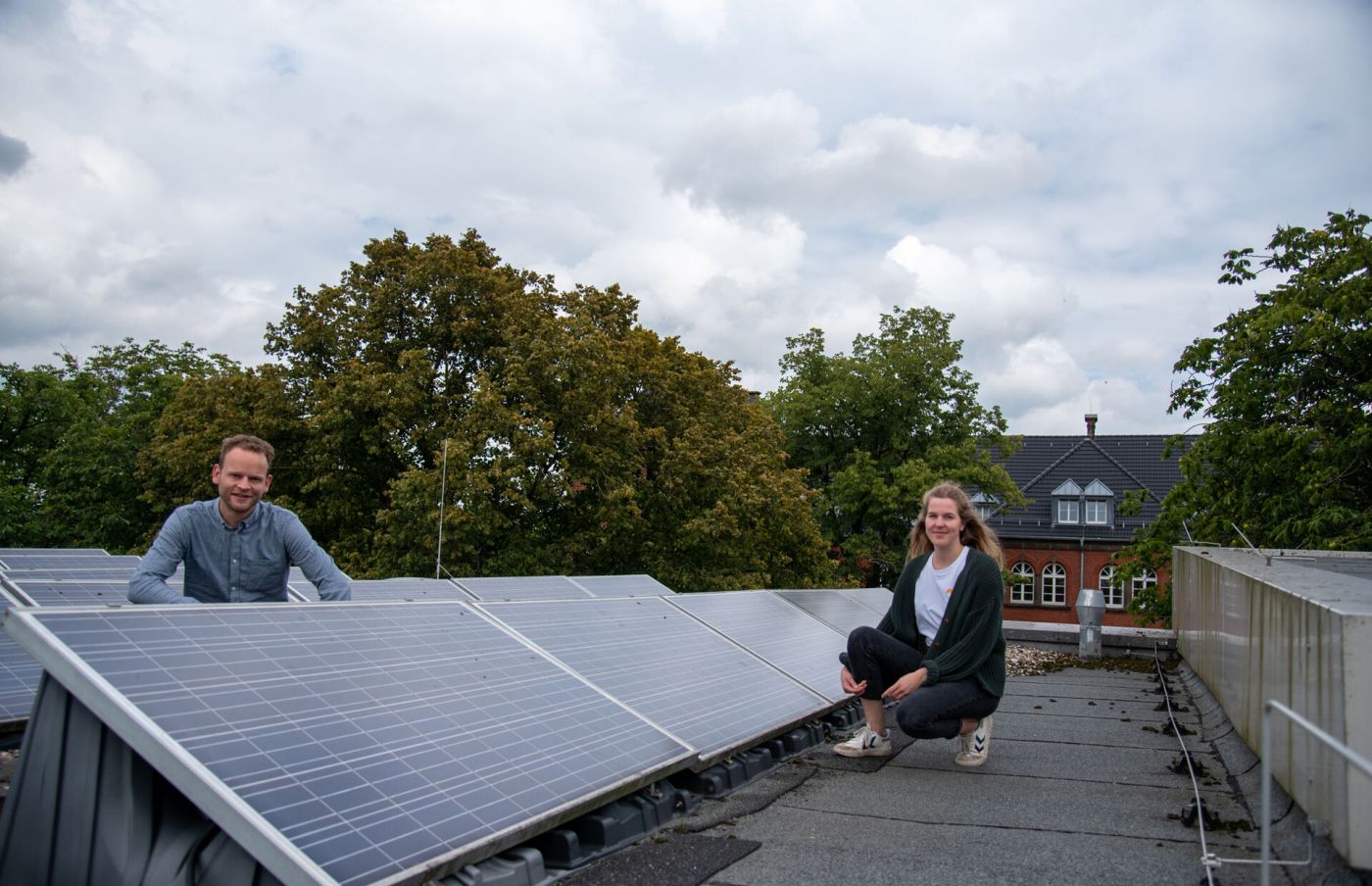 Ben Selle unterstützt im Gebäudemanagement Klimaschutzmanagerin Marion Behrends – hier sind beide an der Photovoltaikanlage auf dem Dach des Fachbereichs Design, der Münster School of Design (MSD), zu sehen. (Foto: FH Münster/Katharina Kipp)