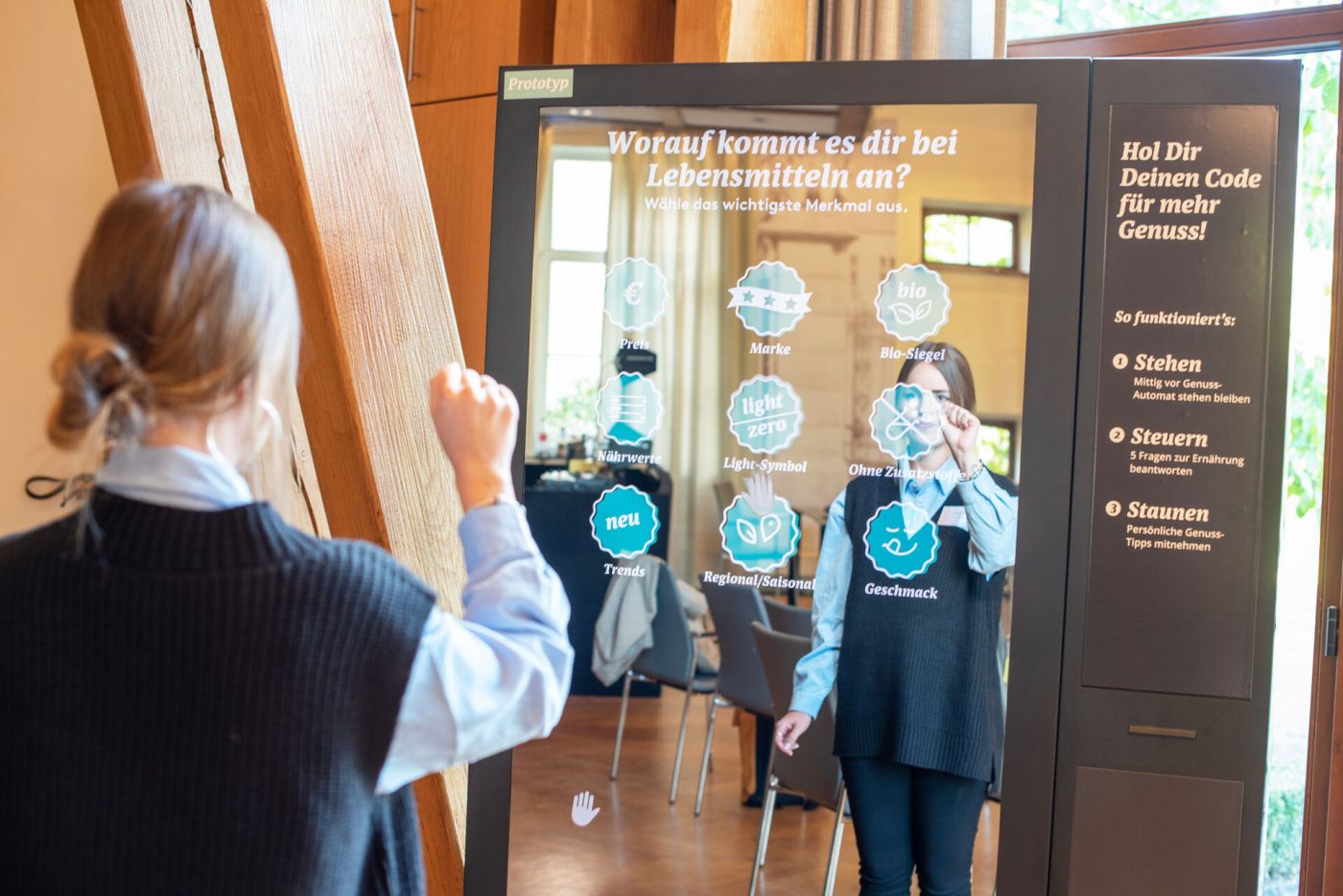 Eine Besucherin testet den Genussautomaten (Foto: FH Münster/Michelle Liedtke)
