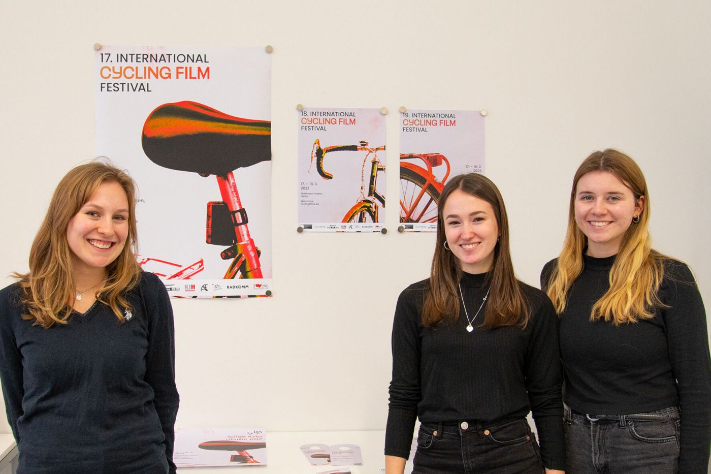 Marie Schulte-Strathaus, Paulina von Kietzell und Zoi Zachos vor Plakaten und Flyern ihrer Kampagne