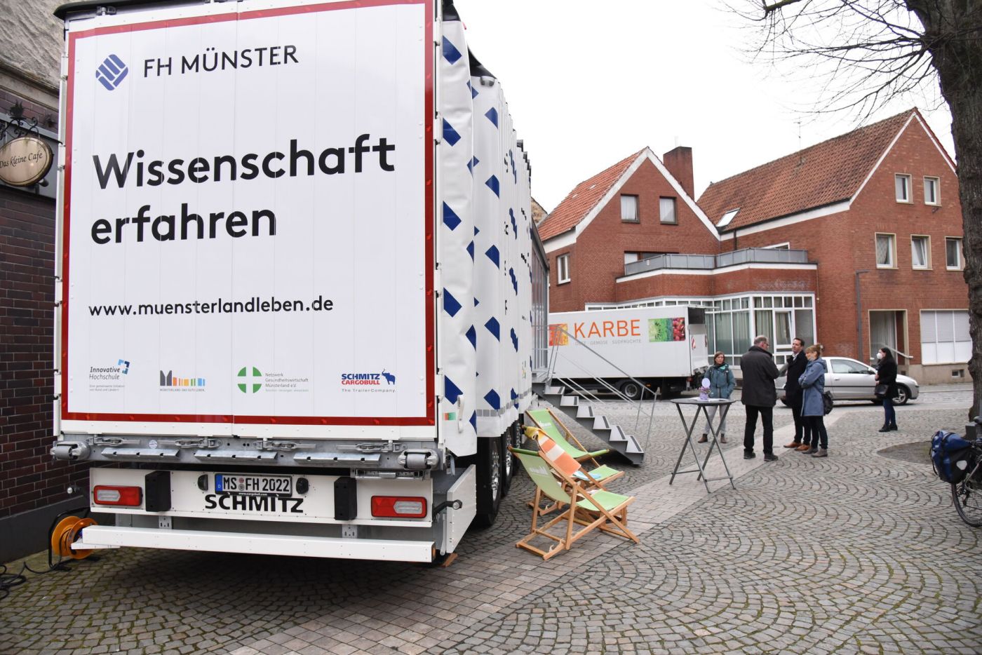 Ein Truck mit der Aufschrit "FH Münster", "Wissenschaft erfahren" und "www.muensterlandleben.de" (Foto: FH Münster/Frederik Tebbe)
