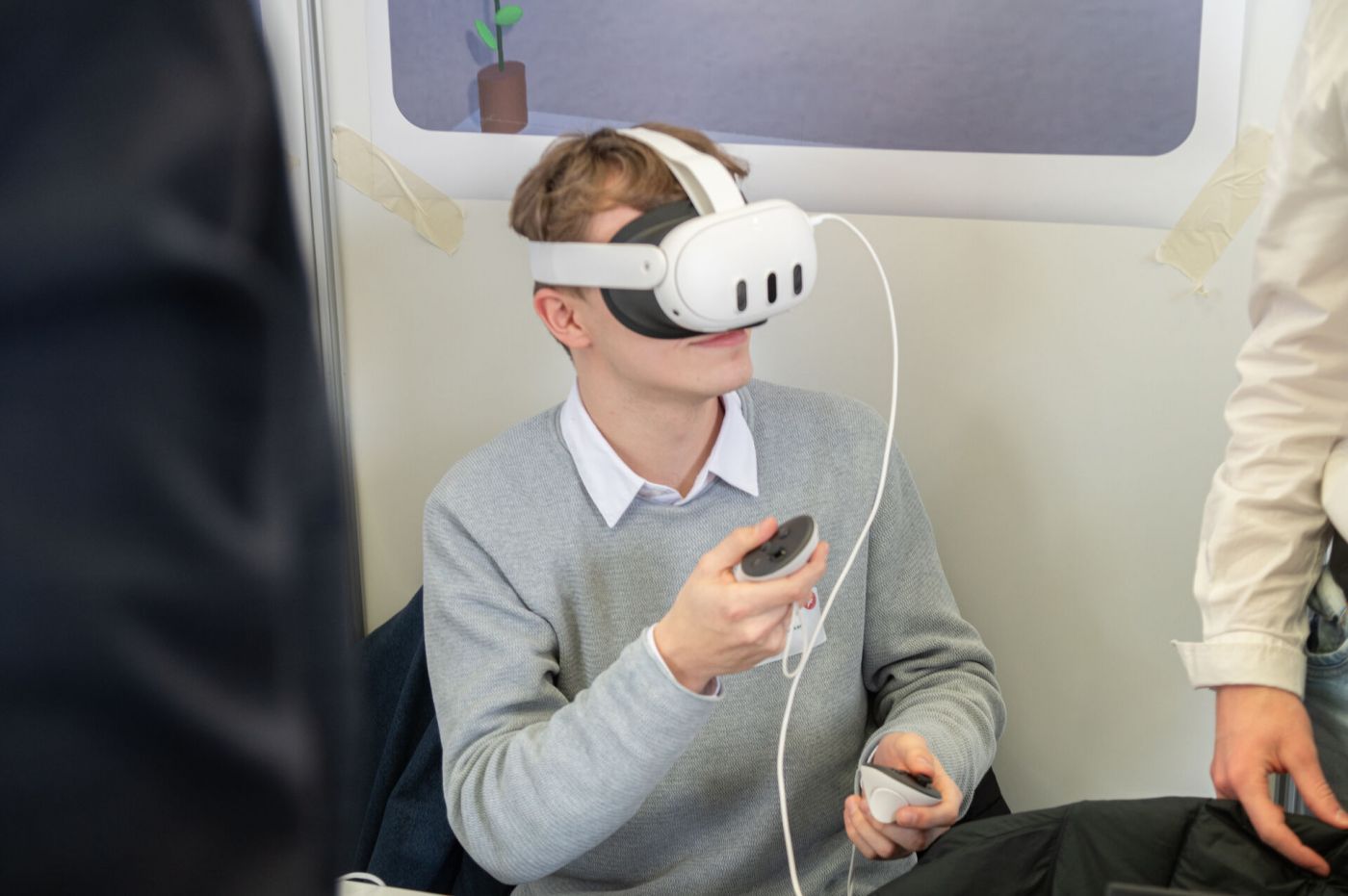 Ein Schüler trägt eine Virtual-Reality-Brille.
