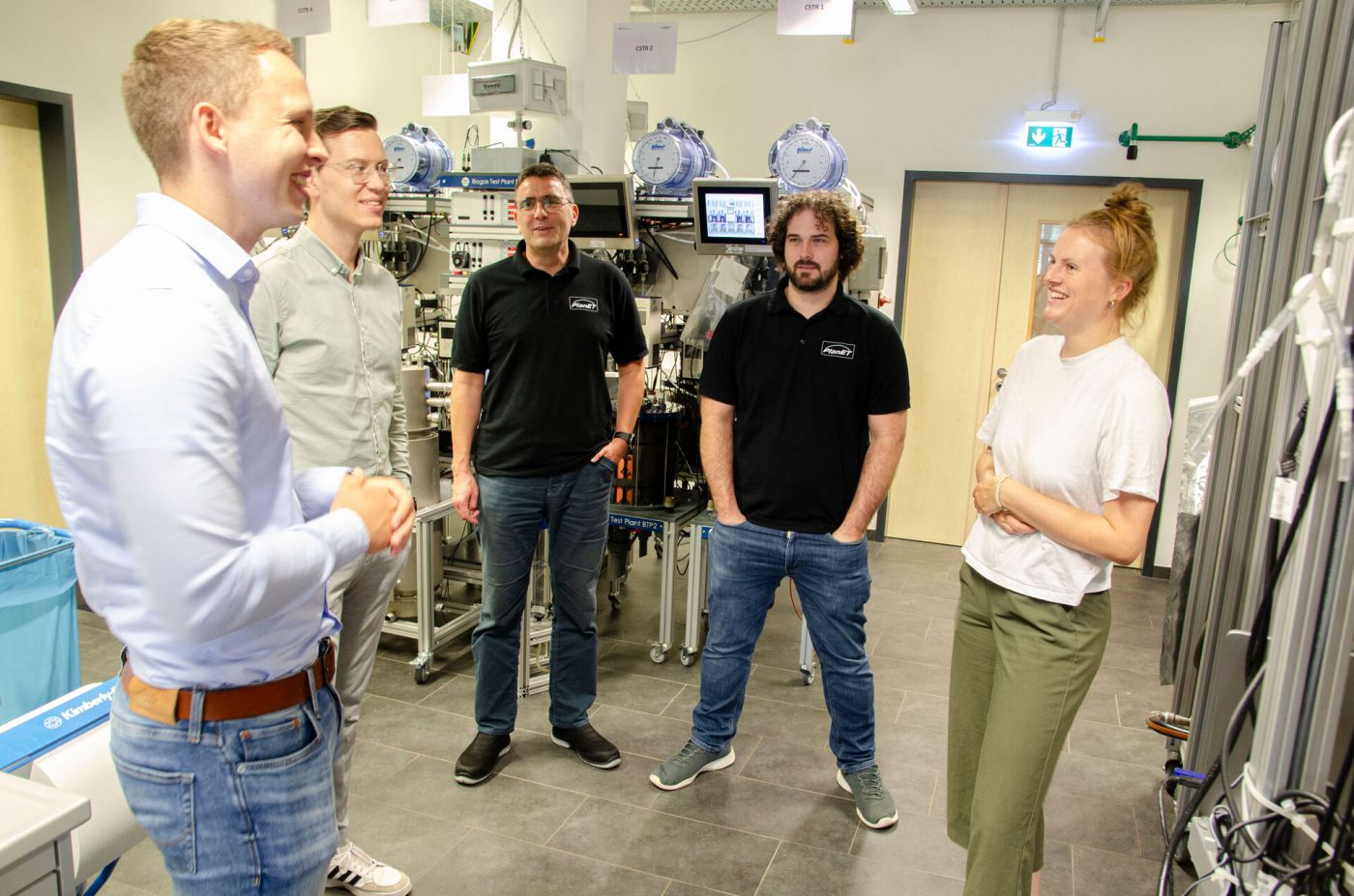 Fünf Menschen stehen in einem Labor (Foto: FH Münster/Frederik Tebbe)