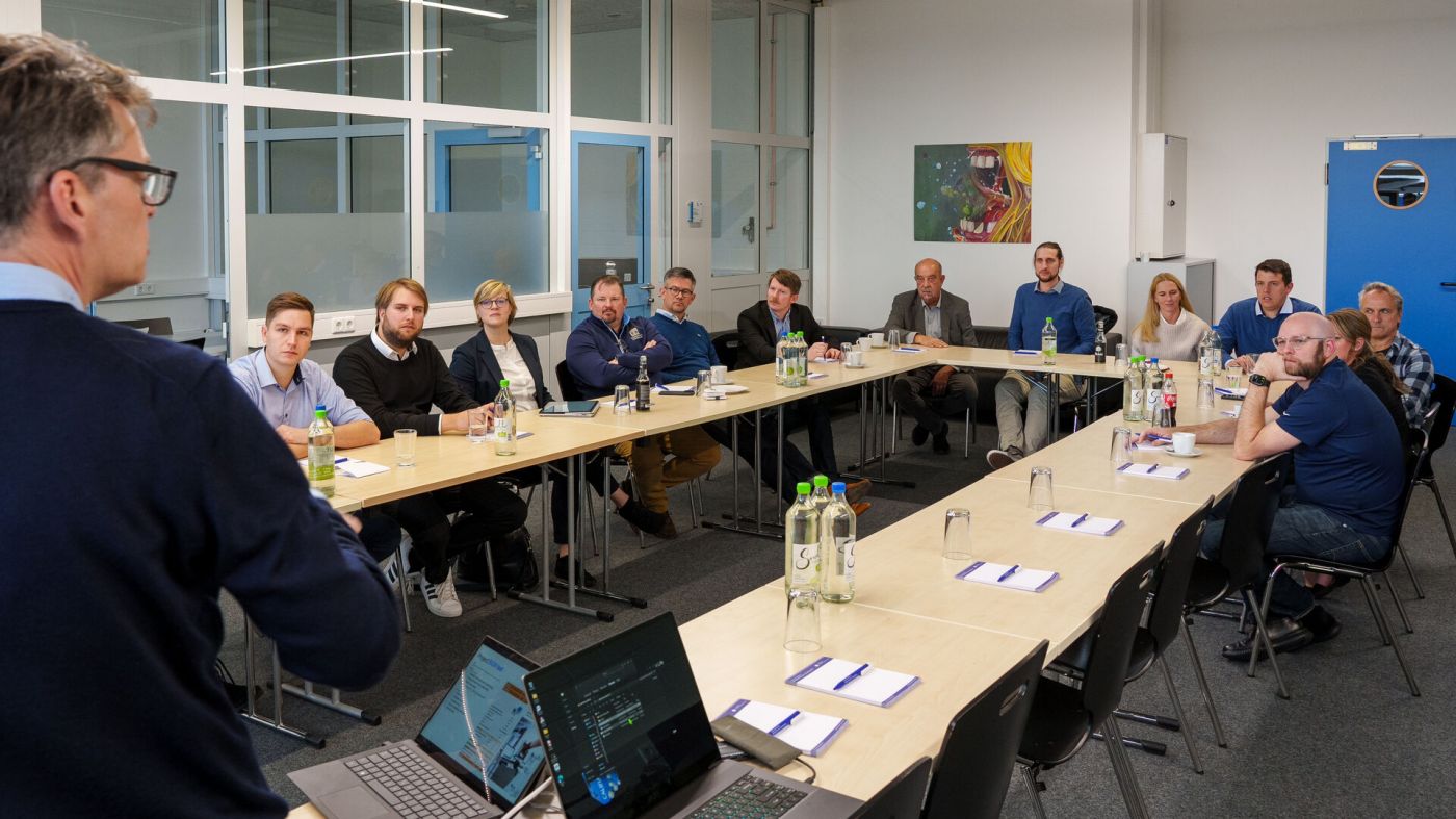 Mehrere Männer und Frauen sitzen an einem Konferenztisch. (Foto: FH Münster/Simon Siebers)